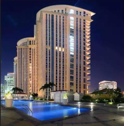 Luxury Bgc Condo In Taguig, Mckinley - Covered Parking And Wifi Free Ngoại thất bức ảnh